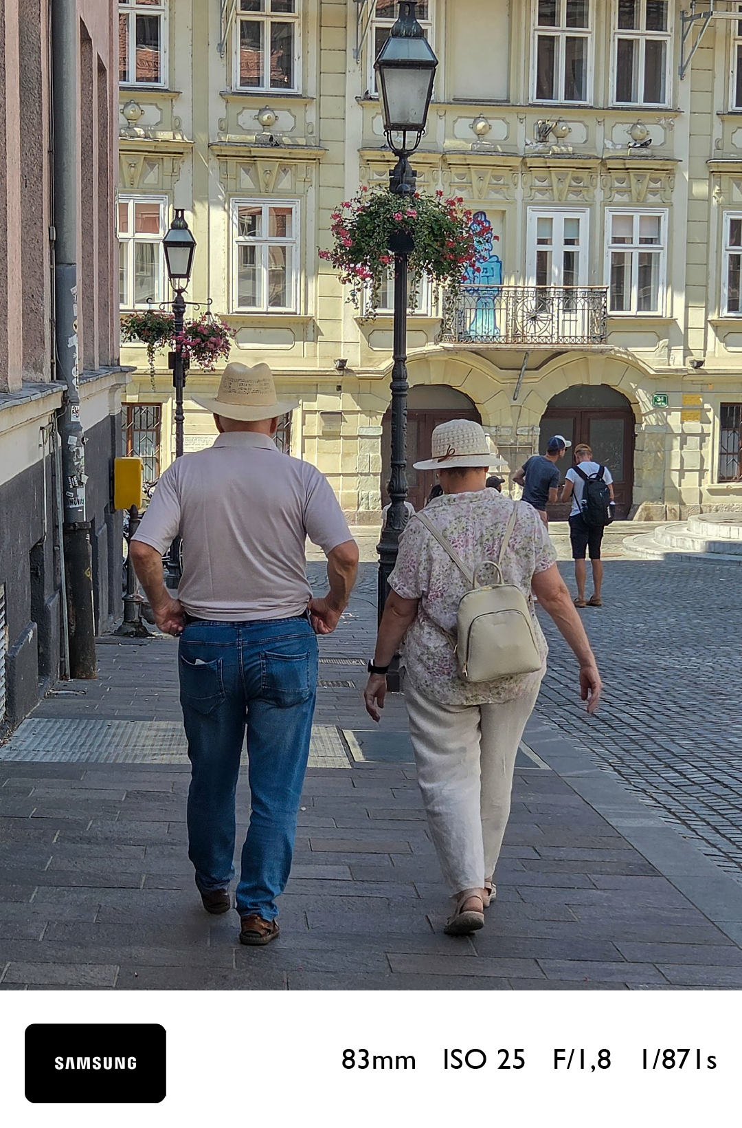 Na sprehodu po Ljubljani s tehnološkim čudežem, ki se je izkazal kot najlepši modni dodatek urbanega vsakdana